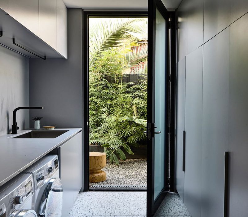 Aluminum black single-panel casement door, paired with frosted glass, suitable for concealed spaces such as kitchens and bathrooms.